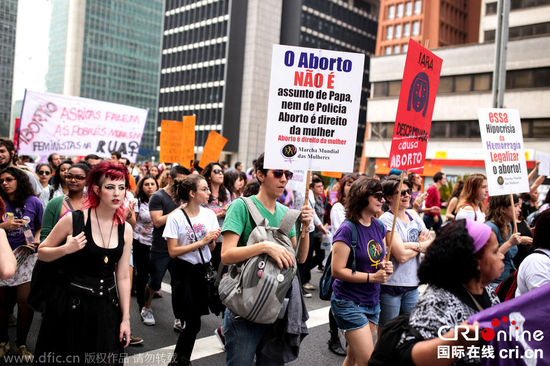 巴西民众抬灵柩示威 要求堕胎合法化(高清组图)