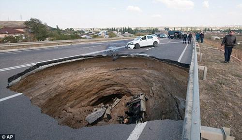 克里米亚公路现6米深天坑 “生吞”6人酿惨剧