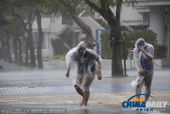 超强台风来袭 冲绳300多航班取消17人受伤