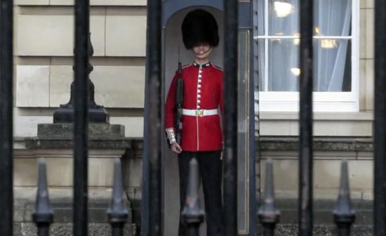 英国王室警卫在白金汉宫私藏弹药