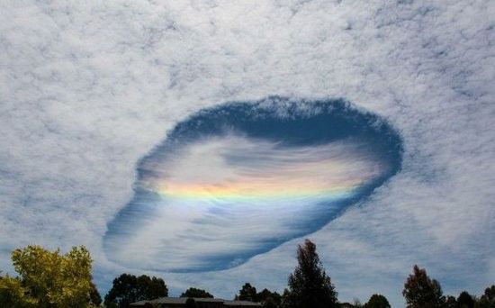 澳洲天空现“七彩大洞” 网友称外星人要入侵了