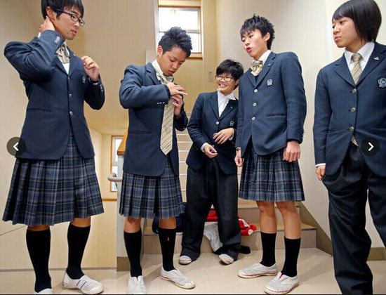 日一高中举办“性别交换日” 男生感慨穿裙子腿好冷