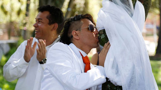 哥伦比亚一男子与树结婚 倡导环境保护(组图)
