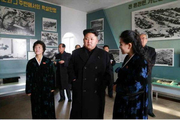 当地时间2014年11月25日，据朝鲜《劳动新闻》报道，朝鲜领导人金正恩和妹妹金与正一起视察朝鲜反美