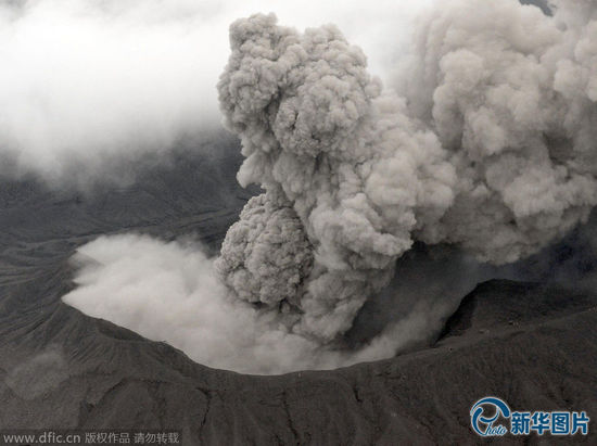 日本阿苏中岳火山发生喷发 喷烟高达1000米