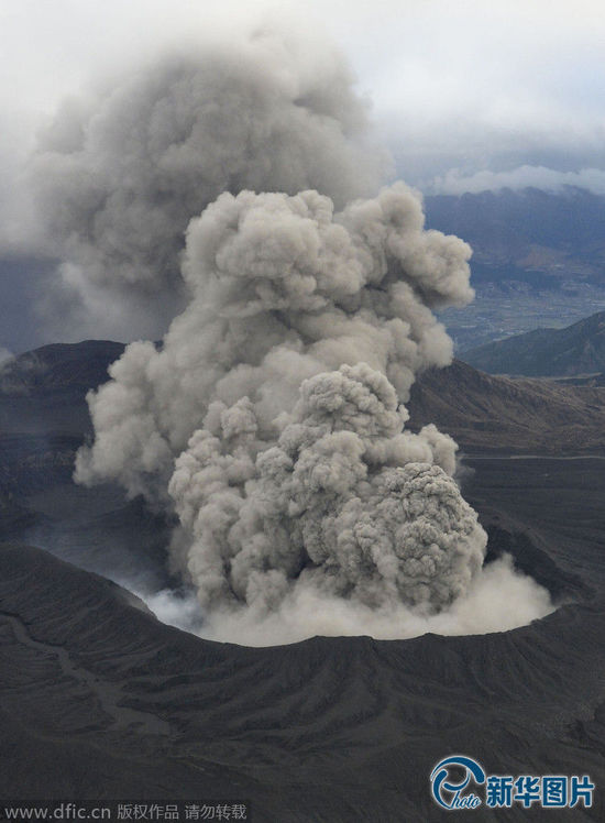 日本阿苏中岳火山发生喷发 喷烟高达1000米