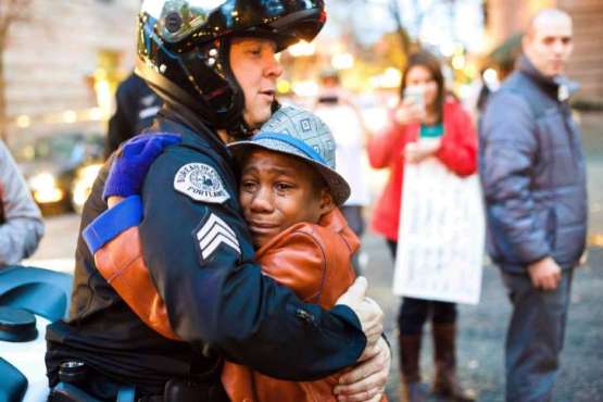 美国抗议乱局中白人警察拥抱流泪非裔少年