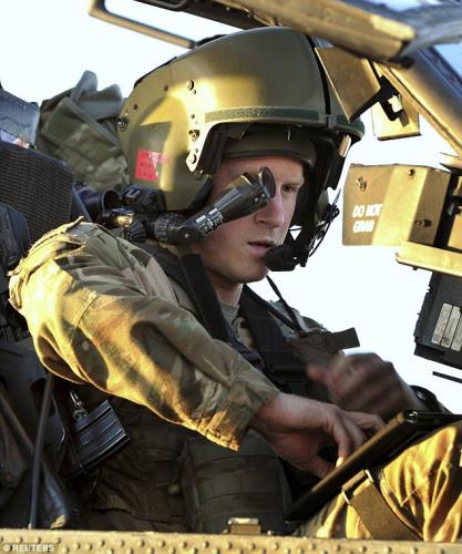 30岁的哈里王子曾在2008年时，作为英国皇家空军3团的“阿帕奇”直升机飞行员，秘密前往阿富汗服役。