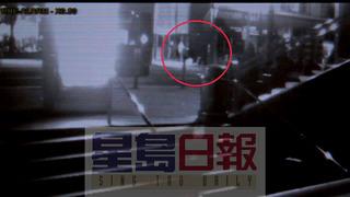 视频拍到一名凶徒不断踢打林泰红圈内。美国《星岛日报》