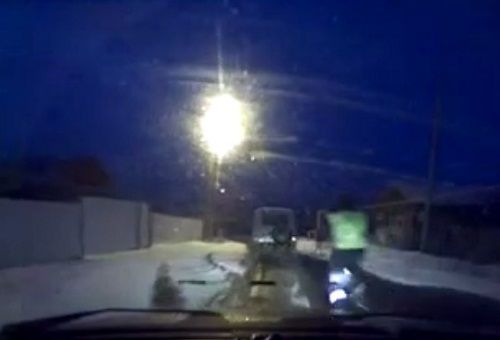 警车追逐中仍未追上可疑汽车，此时令人震惊的一幕出现，一名警察从警车中跳出来，向可疑车辆跑去。
