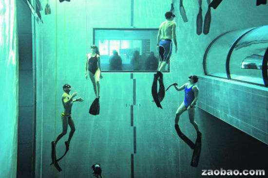 意大利一座游泳池深达40米系世界最深泳池（图）