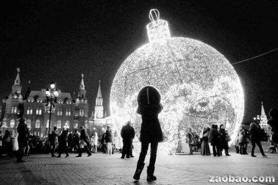 俄罗斯莫斯科中部出现了一个光芒夺目的巨型圣诞球灯。