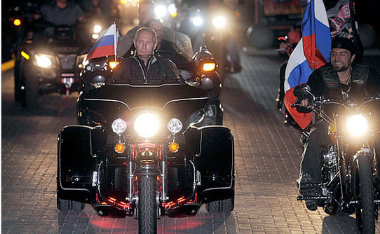 2011年，普京参加摩托车盛会，带头飙车。（网页截图）