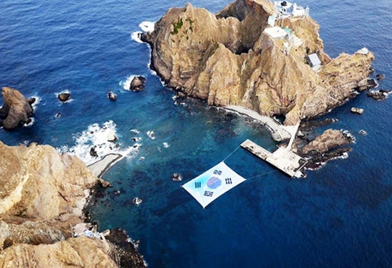 韩民间人士在独岛放巨幅韩国国旗 欲申请世界纪录(组图)