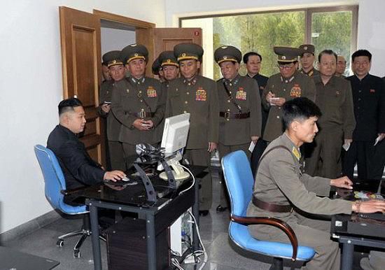 金正恩视察朝鲜人民军，操作电脑。