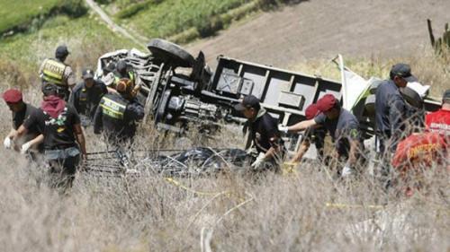 秘鲁南部一客车坠落山谷，至少25人死亡网页截图