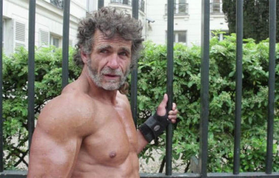 巴黎50岁流浪汉萨亚戈·雅克拥有一身壮硕的肌肉。（网页截图）