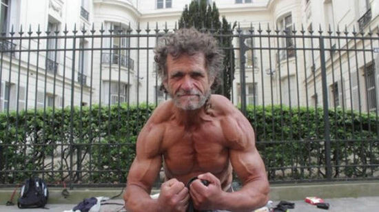 巴黎50岁流浪汉萨亚戈·雅克拥有一身壮硕的肌肉。（网页截图）