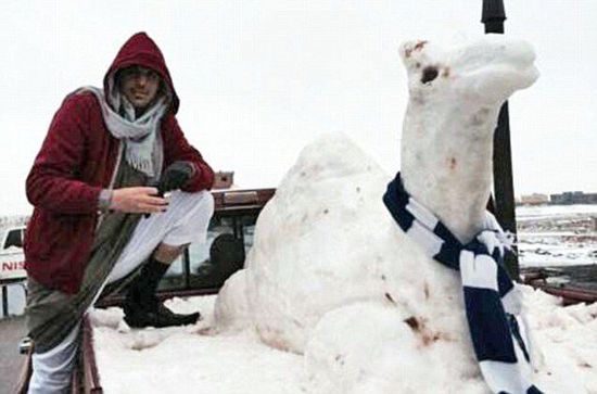 沙特近日迎来罕见大雪，民众纷纷玩起了充满童趣的堆雪人游戏。（网页截图）
