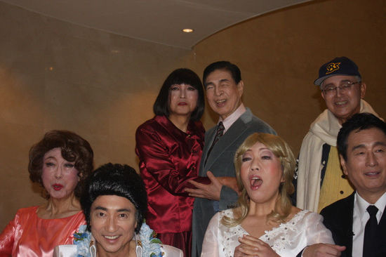 日本前首相鸠山由纪夫（后排左一）女性扮相演出音乐剧（网页截图）