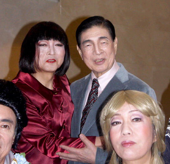 日本前首相鸠山由纪夫（后排左一）女性扮相演出音乐剧（网页截图）