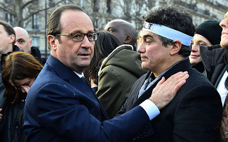 法国总统游行中遭鸽子抛粪袭击
