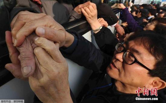 图为当地时间2014年2月25日，韩朝离散家属第二轮会面活动结束，亲属间挥泪话别。