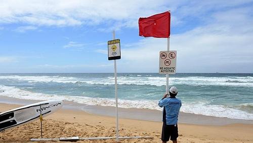 相关部门在沙滩上搭起警示标示。
