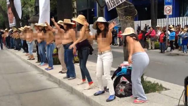 墨西哥农民半裸上身跳舞抗议 (网页截图)