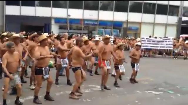 墨西哥农民发起抗议活动：半裸上身跳舞(图)