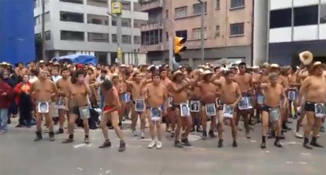 墨西哥农民发起抗议活动：半裸上身跳舞(图)