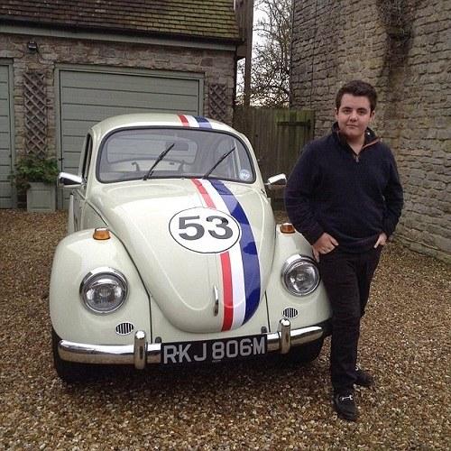 目前，年仅17岁的福赛思已经拥有有28万镑资产，是个名符其实的小富翁，还拥有两辆古董跑车。