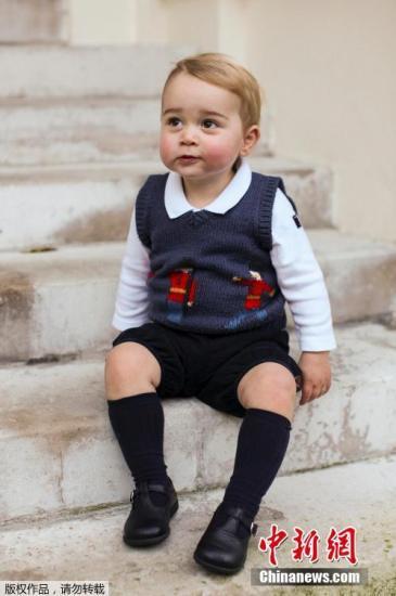 当地时间2014年12月13日，英国伦敦，英国乔治小王子坐在肯辛顿宫庭院台阶上拍摄官方圣诞照片。