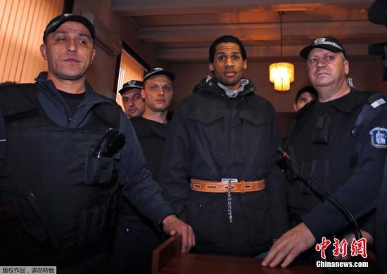 法国公民Fritz-Joly Joachin在警方的护送下抵达南部城市哈斯科沃法庭。