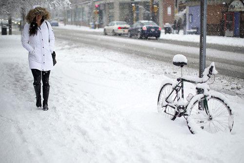 25日，马萨诸塞州大雪。纽约市长白思豪称，即将于26日抵达纽约的暴风雪，有可能是纽约历史上最严重的暴风雪。