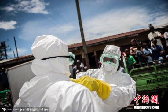 当地时间2014年10月15日，利比里亚首都蒙罗维亚，一支利比里亚红十字会殡仪小组的成员移走了埃博拉