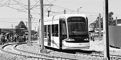 亚的斯亚贝巴轻轨是埃塞俄比亚乃至东非第一条城市轻轨。图为试运行的轻轨列车。