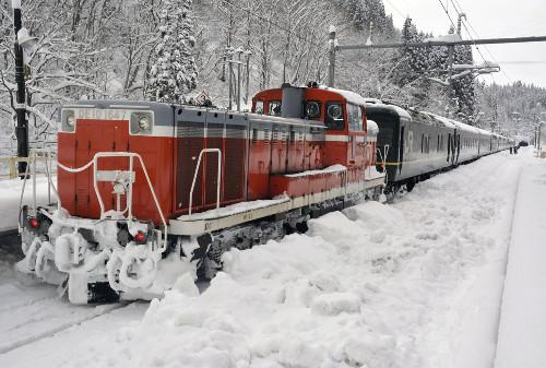 JR一卧铺特急列车，因大雪在JR奥羽线津轻汤站附近抛锚，约130名乘客不得不在车上过夜。