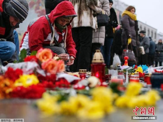 当地时间2015年1月25日，乌克兰，乌克兰民众集会悼念在马里乌波尔遭炮击遇难的民众。