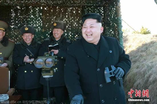 资料图：当地时间2015年1月31日，据朝鲜《劳动新闻》报道，朝鲜最高领导人近日视察朝鲜海空军联合演习，演习中还出动了战斗机和潜艇。