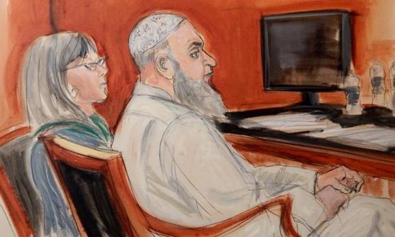 庭审现场，哈立德·法瓦兹坐在其辩护律师身旁。（图片来源：美联社）