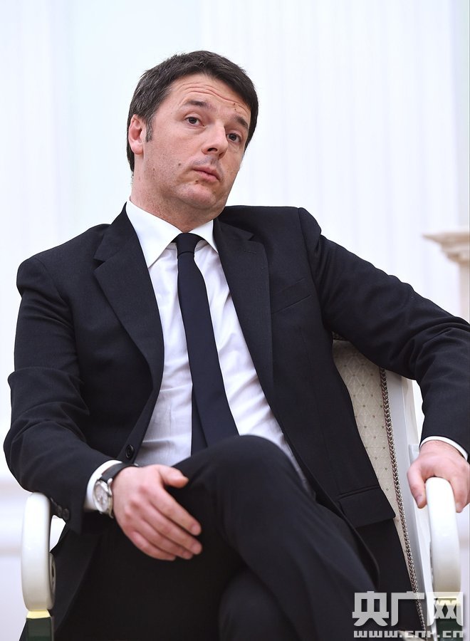 意大利总理普京面前大跷二郎腿