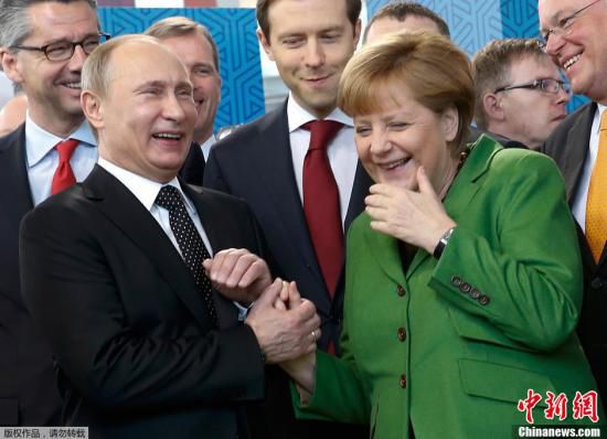 资料图：俄罗斯总统普京与德国总理默克尔。