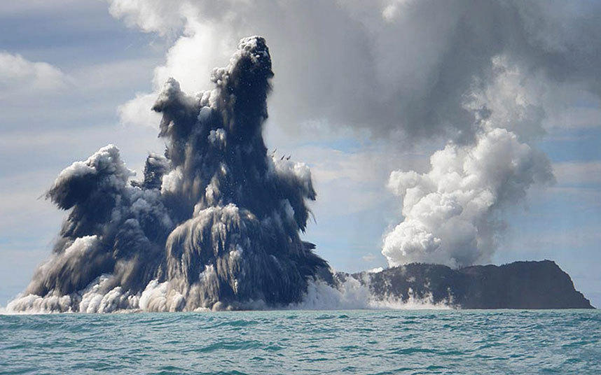 太平洋海底火山喷发催生新岛屿