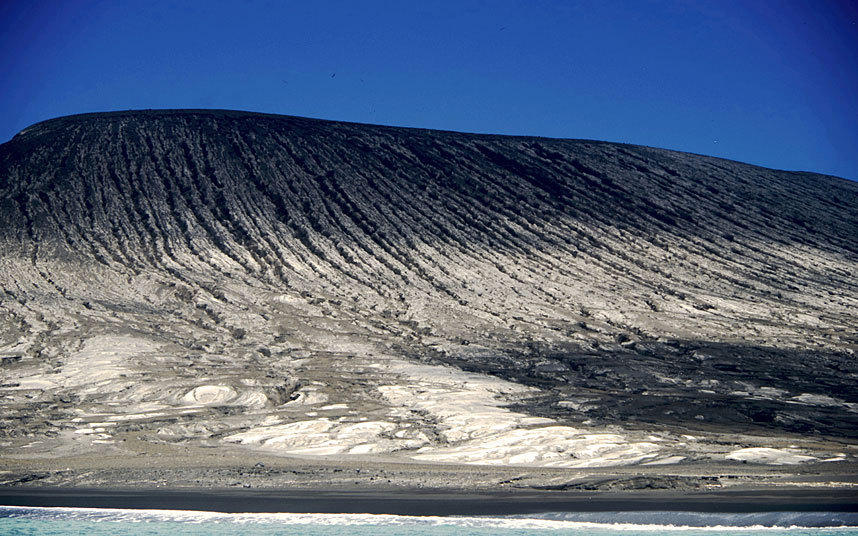 太平洋海底火山喷发催生新岛屿