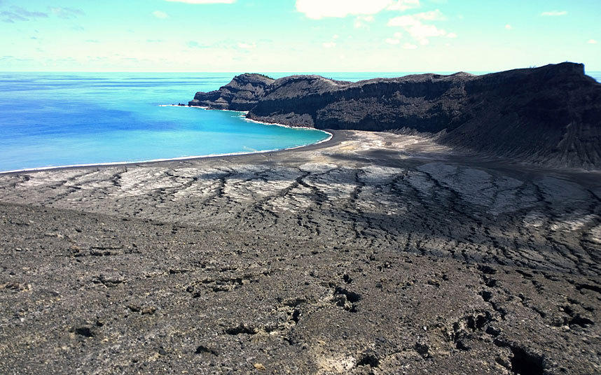 太平洋海底火山喷发催生新岛屿