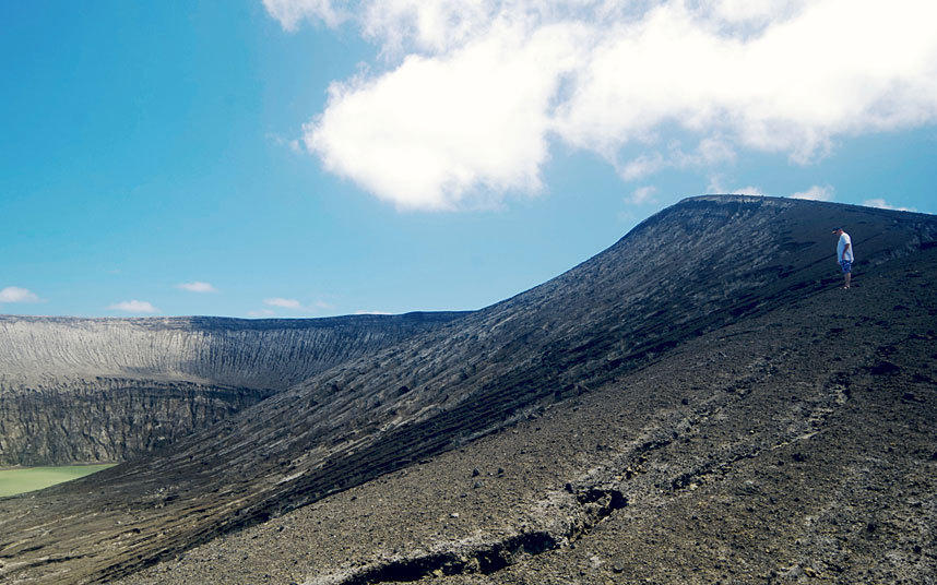 太平洋海底火山喷发催生新岛屿