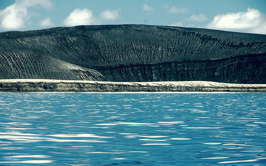 太平洋海底火山喷发催生新岛屿