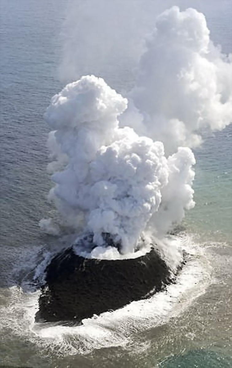 太平洋海底火山喷发催生新岛屿