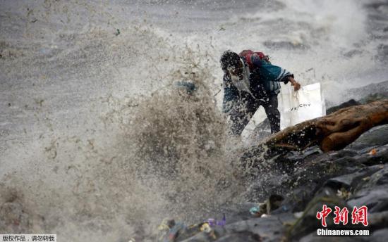 当地时间10月18日凌晨，台风“巨爵”挟带强风登陆菲律宾吕宋岛北部卡西古兰(Casiguran)